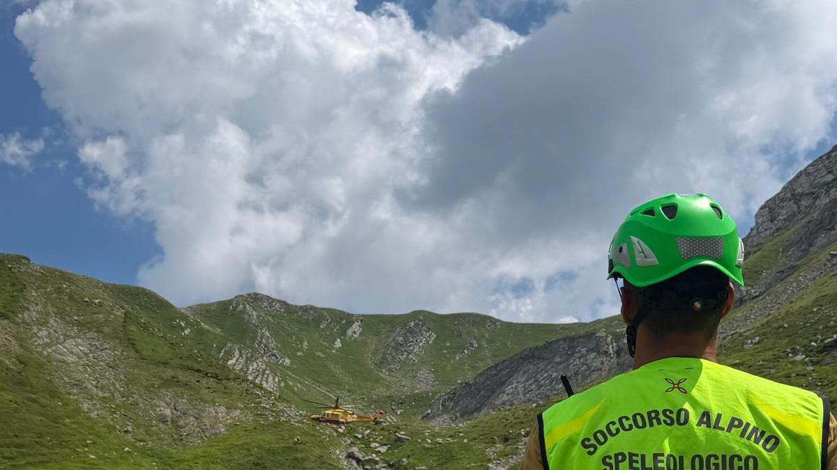 Il cane al guinzaglio strattona la padrona che cade e batte la testa