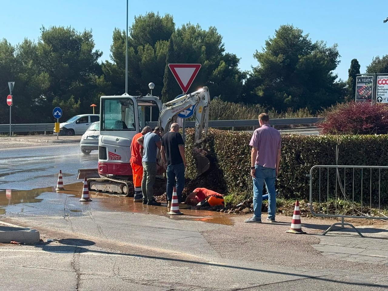 Grande perdita d’acqua alla rotatoria del Penny, operai al lavoro