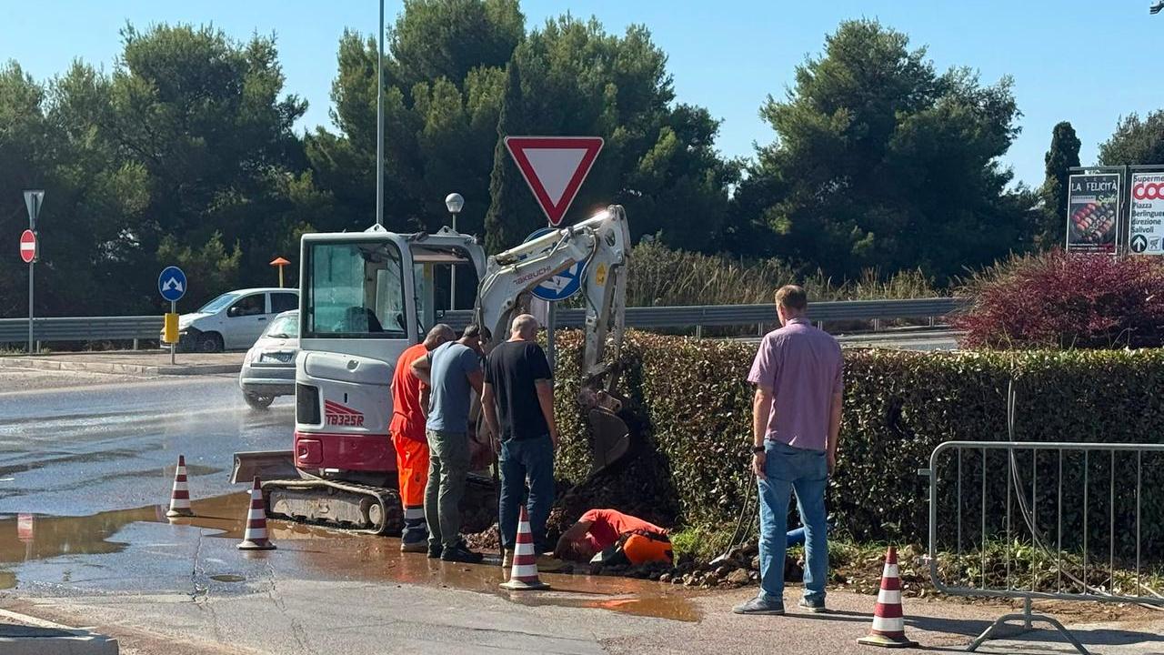 Grande perdita d’acqua alla rotatoria del Penny, operai al lavoro