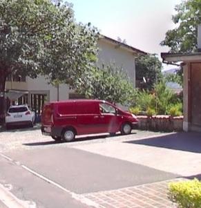 L’auto sbanda, finisce nel parcheggio del bar e investe una donna