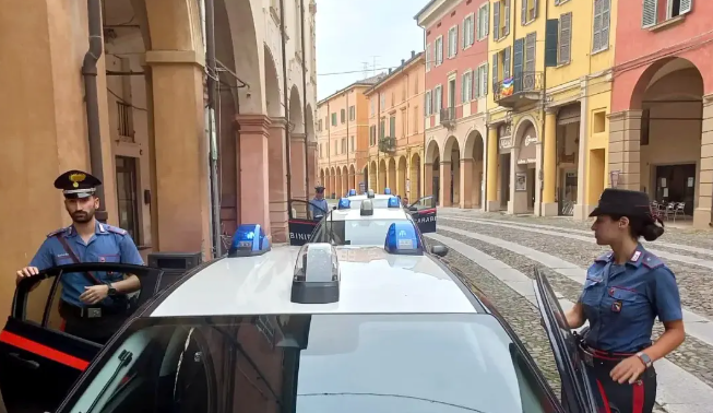 Correggio, protesta per l’attesa delle pizze e tira uno schiaffo al ristoratore: denunciato 48enne