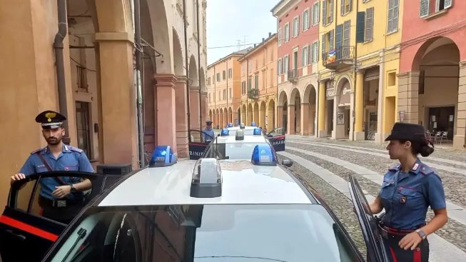 Correggio, protesta per l’attesa delle pizze e tira uno schiaffo al ristoratore: denunciato 48enne