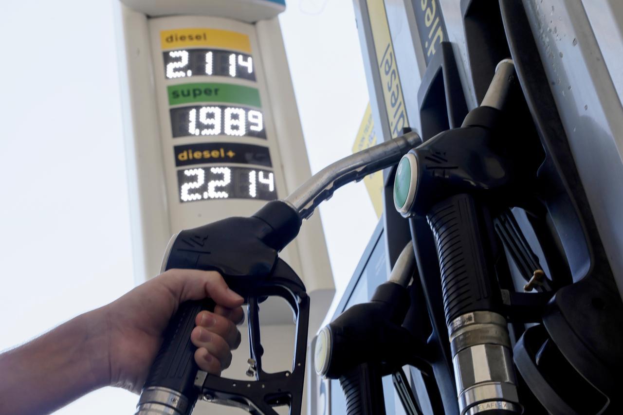 Caro carburante, il Comune gestisce direttamente il distributore: risparmi fino a 20 centesimi al litro