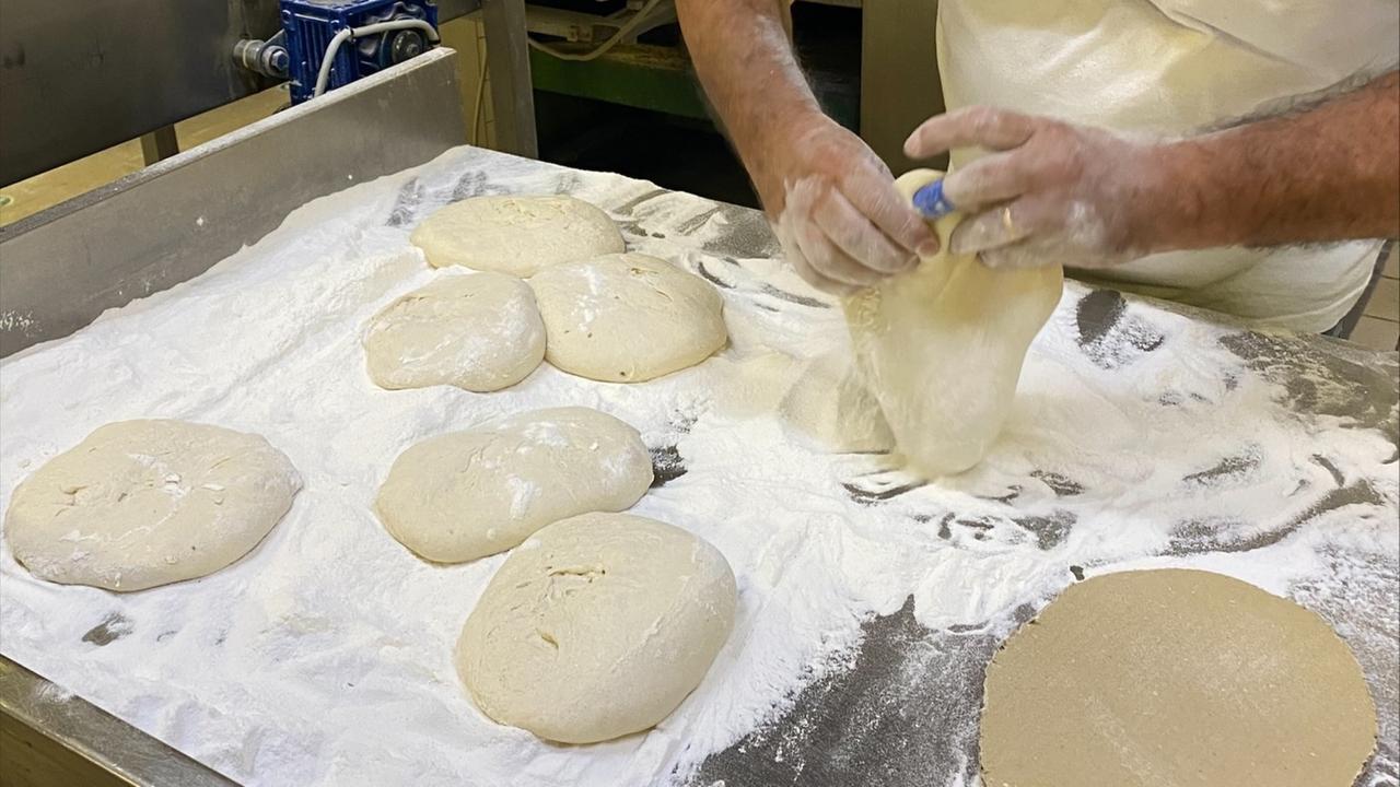Cambiano le ordinazioni e le pizze arrivano in ritardo, titolare preso a schiaffi: cosa è successo