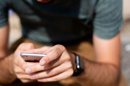 Vacanze all’estero? Occhio al Roaming e ai costi nei Paesi extra Ue. I consigli e cosa evitare