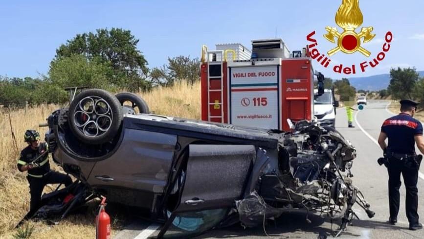 Auto si ribalta più volte e finisce fuori strada: un ferito
