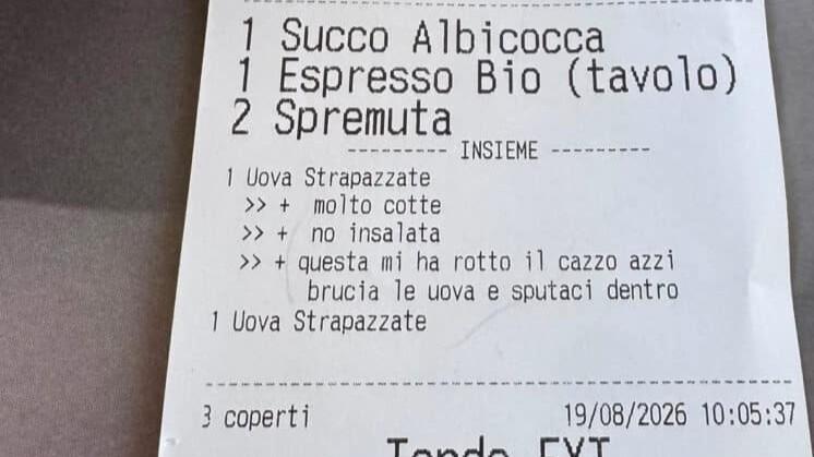 Il cameriere delle “uova con lo sputo” torna al lavoro. Il titolare lo perdona