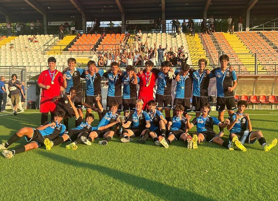 
	La squadra dei Giovanissimi A trionfa in Coppa Toscana: i&nbsp;ragazzi indossano una maglia &ldquo;divisa a met&agrave;&rdquo; tra Atletico Piombino e Asd Salivoli

