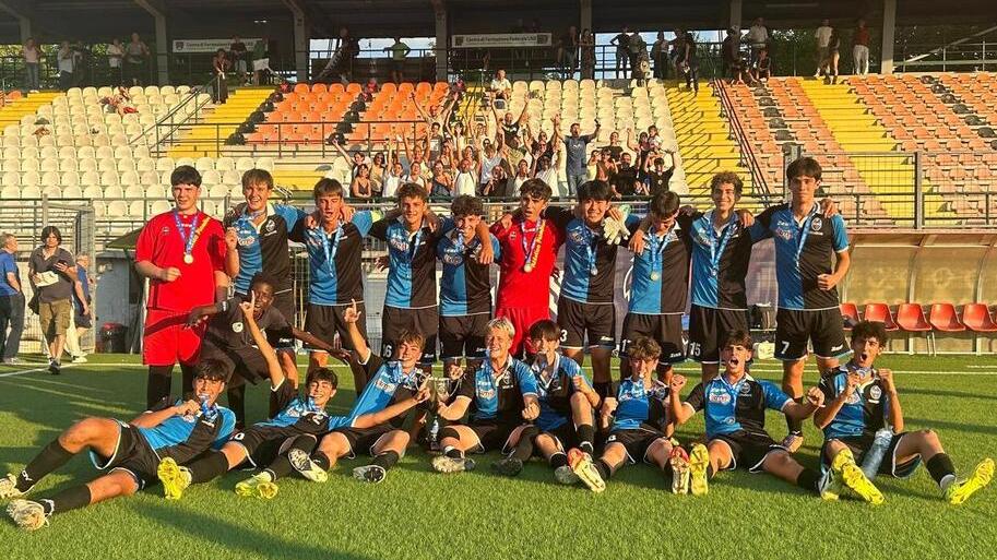 La squadra dei Giovanissimi A trionfa in Coppa Toscana: i ragazzi indossano una maglia “divisa a metà” tra Atletico Piombino e Asd Salivoli