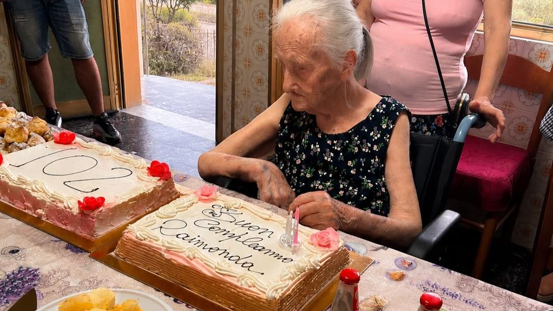 I 102 anni di tzia Munica, circondata dall’affetto di quattro generazioni