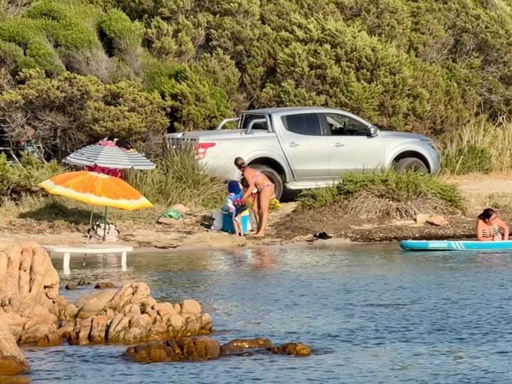 Estate cafona a Capo Ceraso, auto a pochi metri dal mare, tende tra i ginepri e il pranzo con il tavolo in acqua