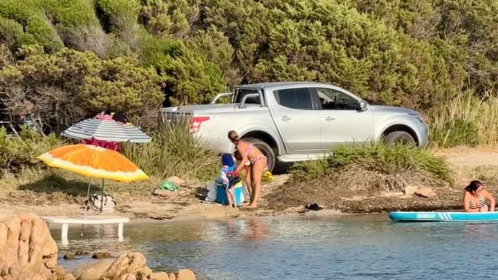 Estate cafona a Capo Ceraso, auto a pochi metri dal mare, tende tra i ginepri e il pranzo con il tavolo in acqua