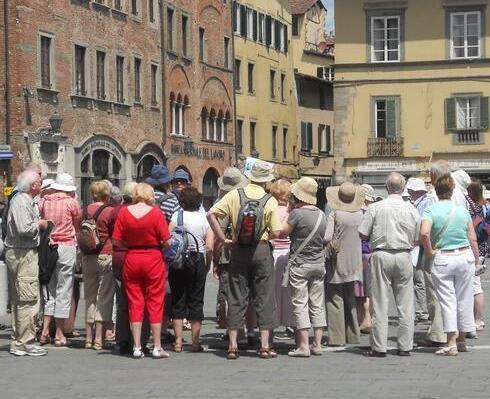 Turisti in centro a Lucca (foto d'archivio)