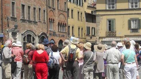 Turisti in centro a Lucca (foto d'archivio)