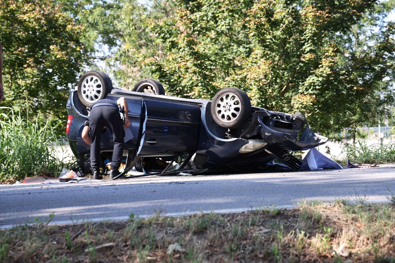Incidente all’ingresso di Ferrara, auto colpisce l’albero e si ribalta: conducente incastrata
