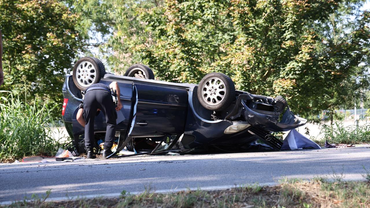 Incidente all’ingresso di Ferrara, auto colpisce l’albero e si ribalta: conducente incastrata