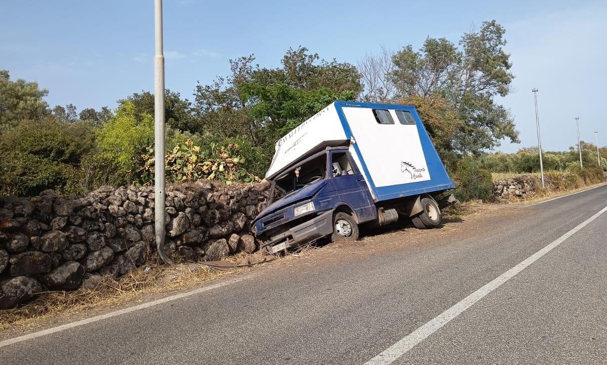 Camion per il trasporto dei cavalli si ribalta alla periferia di Borore