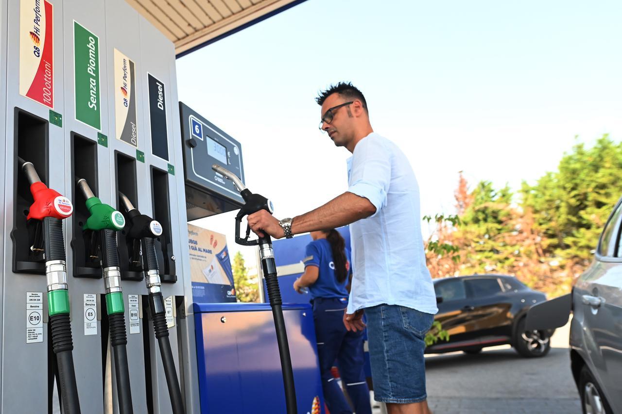 Benzina a 2,50 euro e diesel oltre 2,60: il pieno costa fino al 41% in più