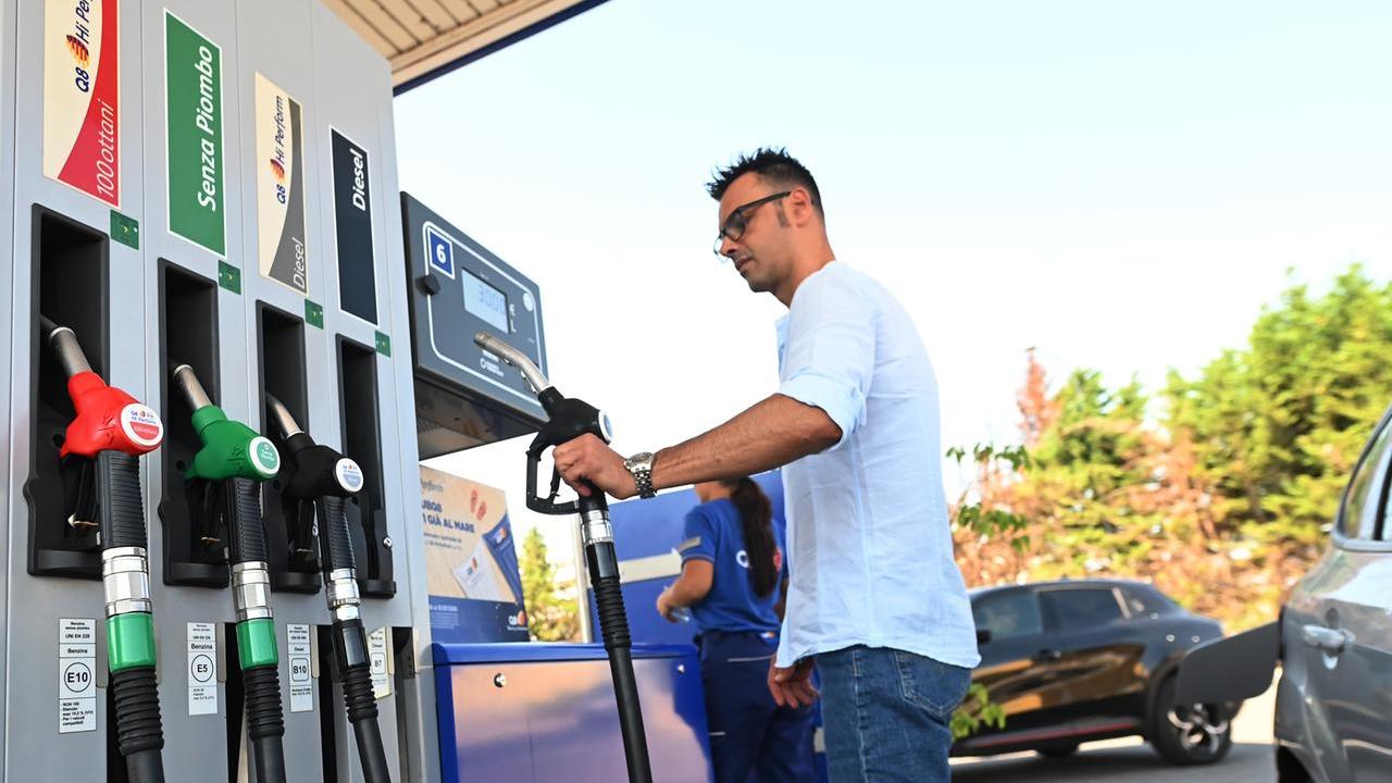 Benzina a 2,50 euro e diesel oltre 2,60: il pieno costa fino al 41% in più