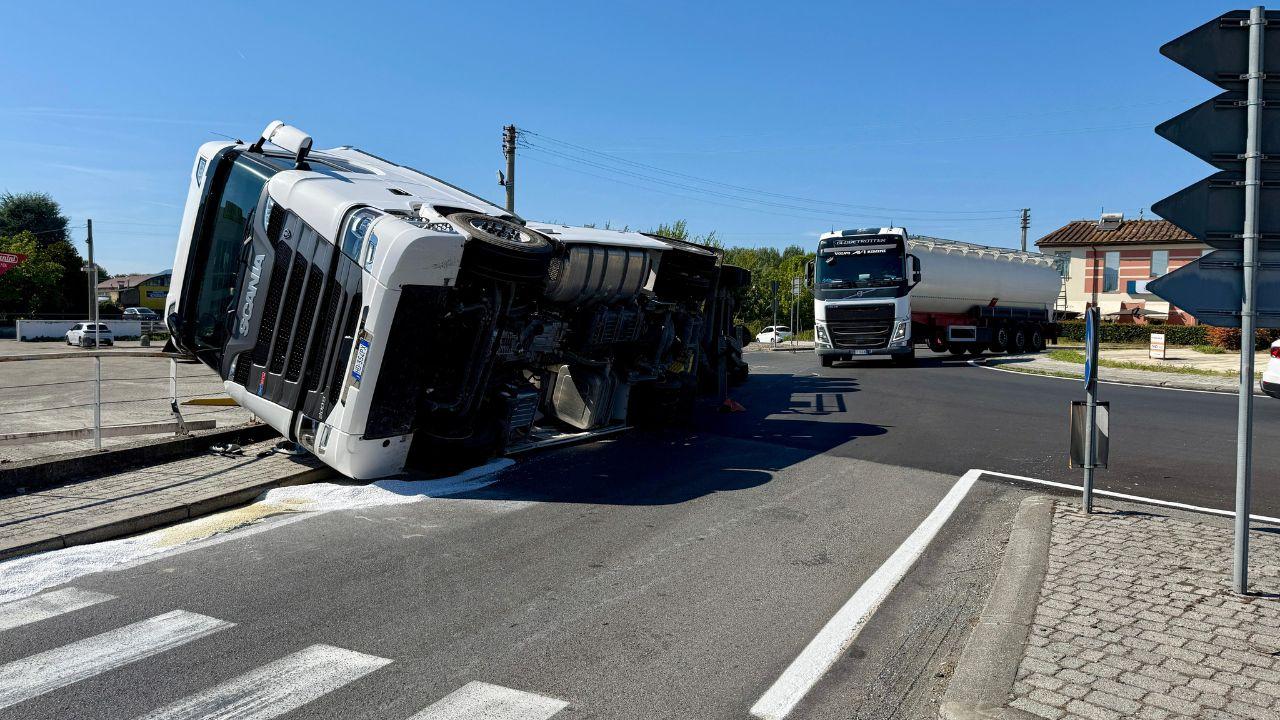 
	Il camion adagiato su un fianco (foto Nucci)


