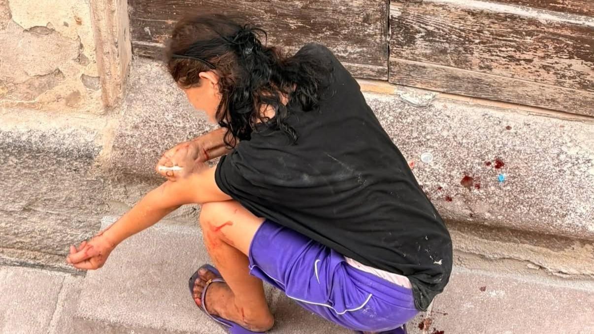 Siringhe, sangue e droga sui gradini di una scuola di Sassari: la foto choc
