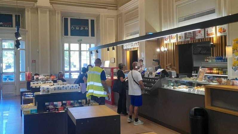 Livorno, entra nel bar alla stazione e aggredisce la dipendente