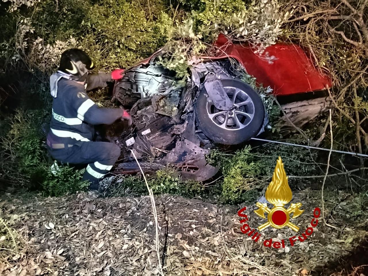 Perde il controllo dell’auto e finisce in un fossato sulla provinciale 59: tre feriti