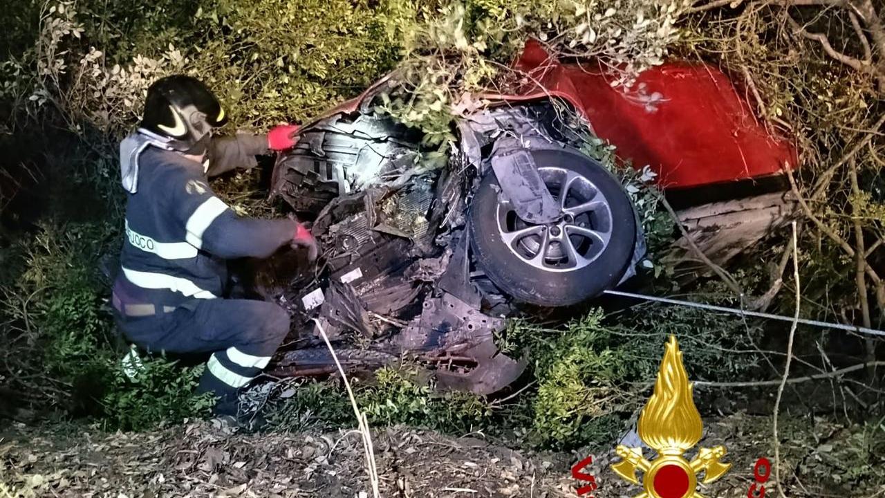 Perde il controllo dell’auto e finisce in un fossato sulla provinciale 59: tre feriti