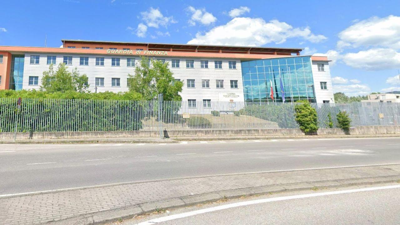 Lucca, false fatture per oltre 1,5 milioni: nei guai il titolare di una società con 4 megastore