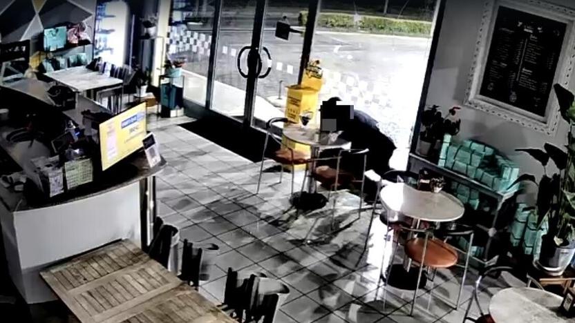 Il ladro ripreso dalle telecamere di sorveglianza del distributore Q8 di via Buonarroti