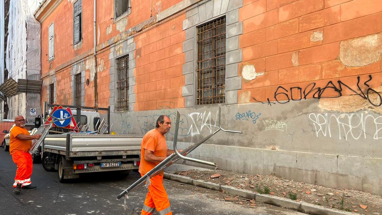 Operai mentre transennano l'area (foto Stick)