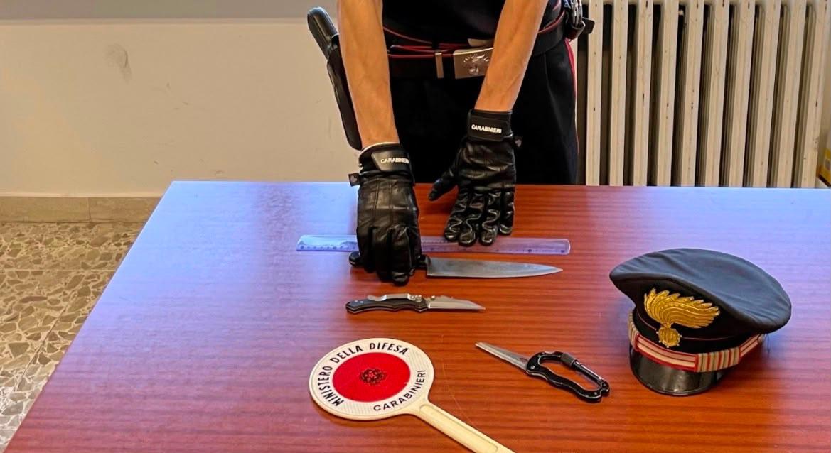 In auto due coltelli a scatto e uno da cucina: un arresto al porto commerciale