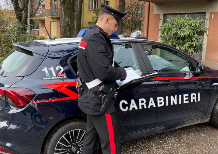 Si addormenta in casa, l’amica gli ruba gioielli e bancomat