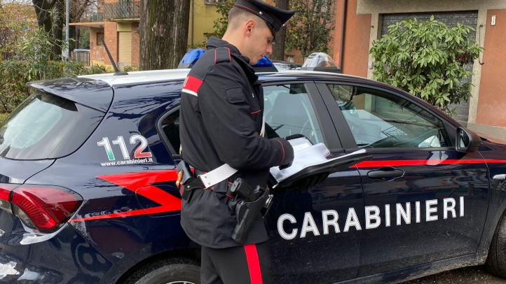 Si addormenta in casa, l’amica gli ruba gioielli e bancomat