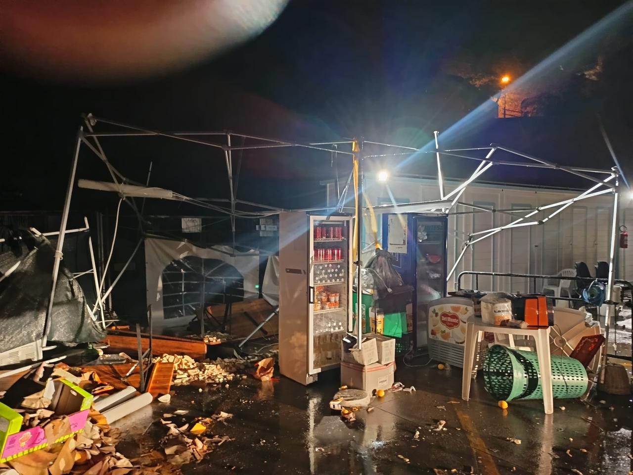 Maltempo a Piombino, danni alle strutture allestite al piazzale d'Alaggio – L’appello