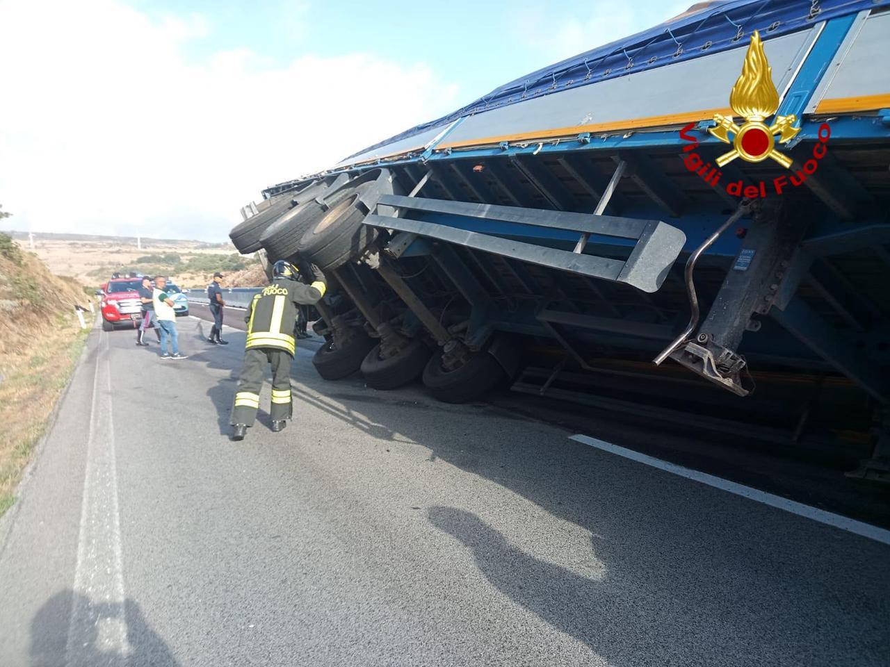 Incidente sulla 131, coinvolto un autoarticolato: strada chiusa e traffico deviato