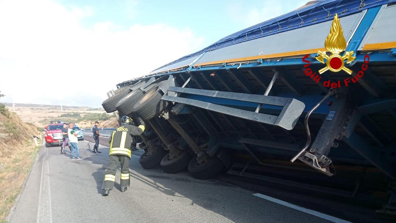 Incidente sulla 131, coinvolto un autoarticolato: strada chiusa e traffico deviato
