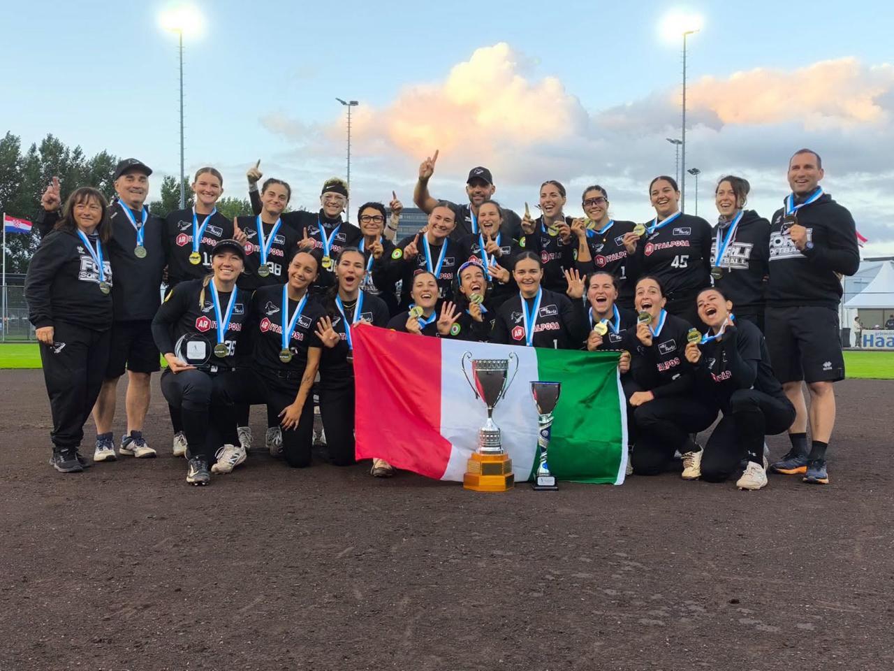 
	Erika Piancastelli (con gli occhiali da sole in alto) festeggia il titolo europeo con la squadra (Foto: Softball Forl&igrave;)

