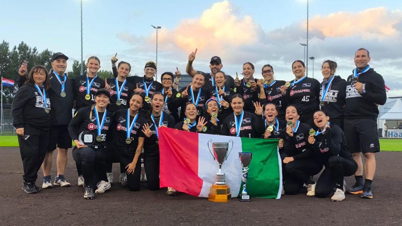 Erika Piancastelli (con gli occhiali da sole in alto) festeggia il titolo europeo con la squadra (Foto: Softball Forlì)