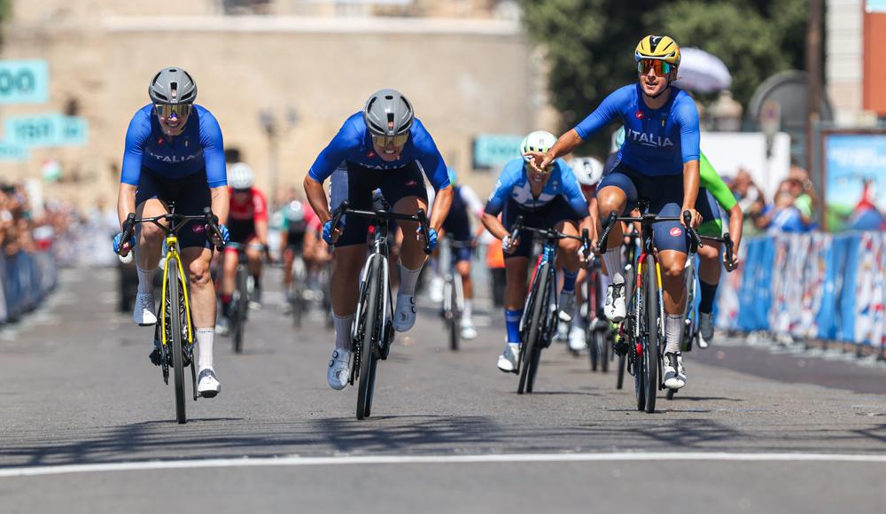 
	La ciclista azzurra Rachele Barbieri (al centro) taglia per prima il traguardo a Taranto (Foto: Mattia Martegani/ Coni)

