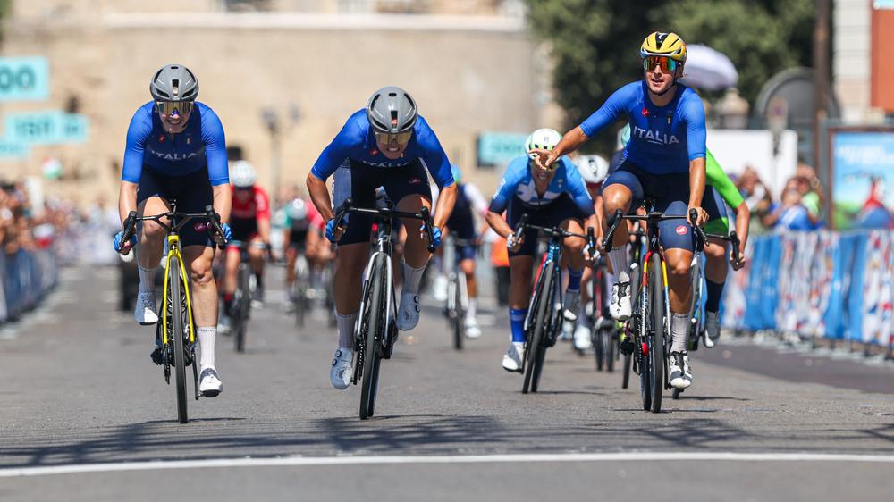 La ciclista azzurra Rachele Barbieri (al centro) taglia per prima il traguardo a Taranto (Foto: Mattia Martegani/ Coni)