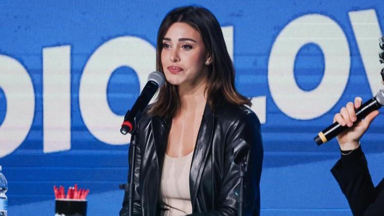 Belen, le foto di Luna Marì diventano un caso: «Perché esponi così tua figlia?» – La polemica sullo sharenting