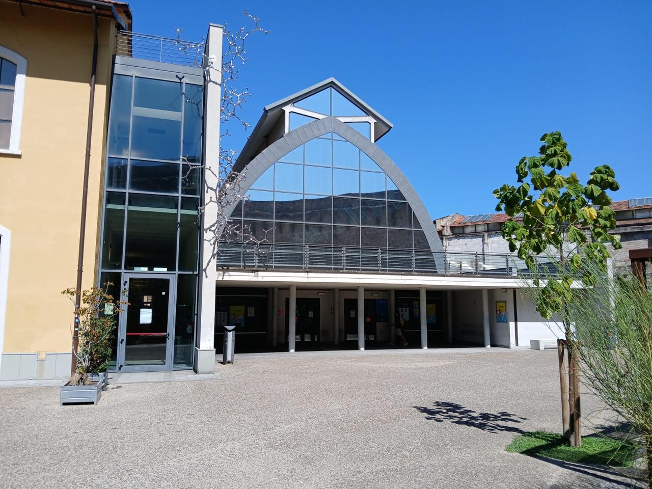 
	L'ingresso della biblioteca comunale Lazzerini

