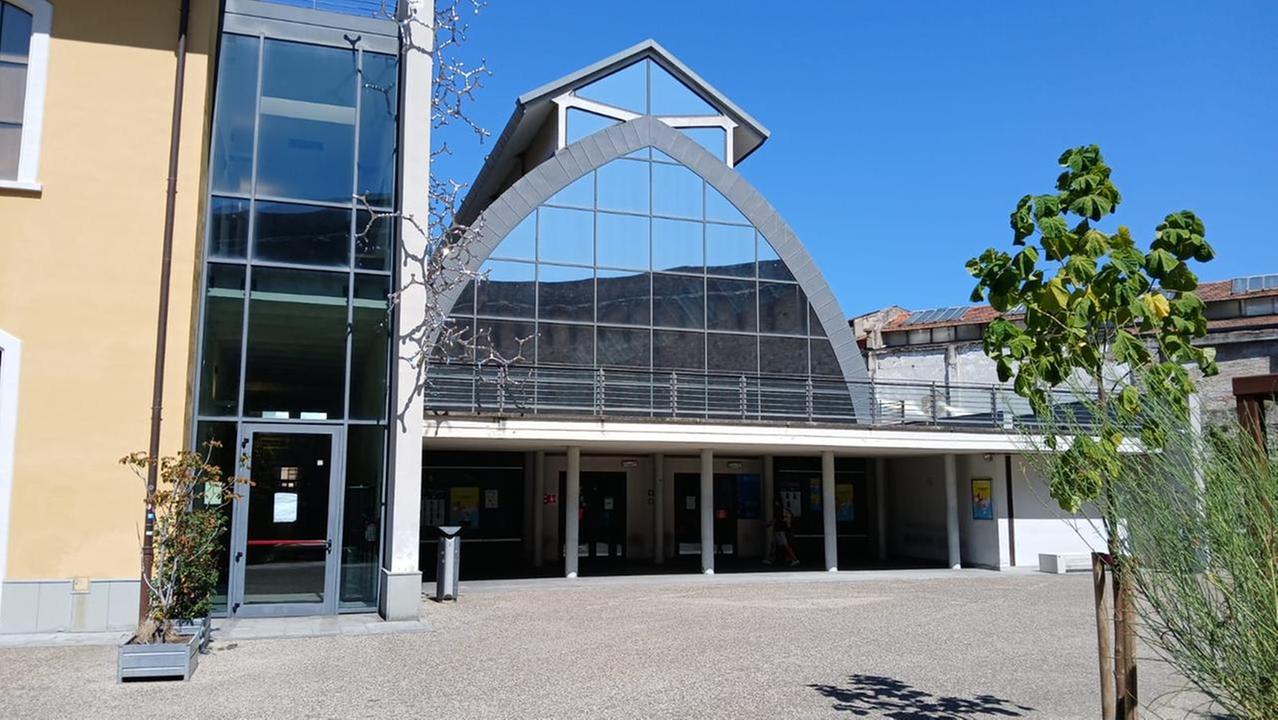 L'ingresso della biblioteca comunale Lazzerini