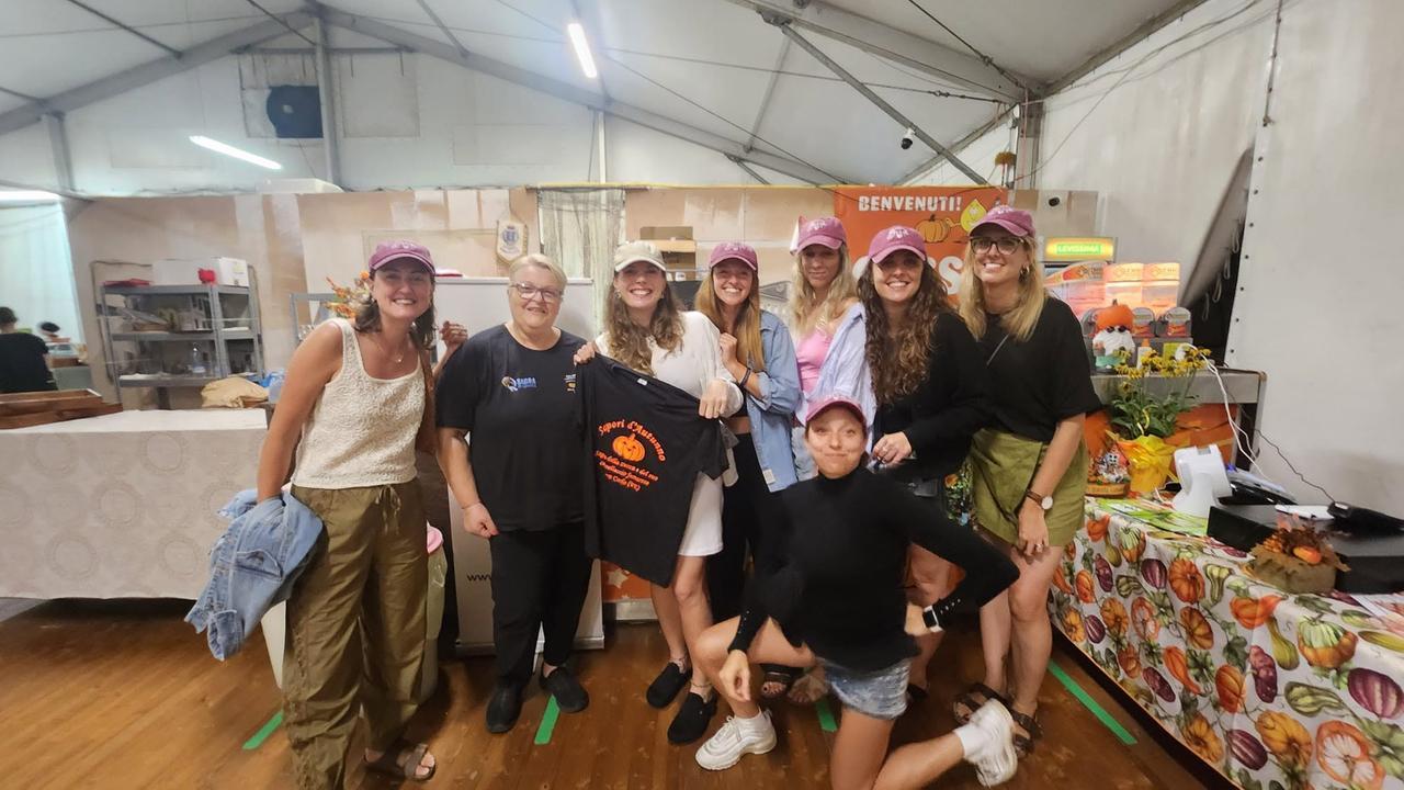 San Carlo, torna dall’Australia per sposarsi: addio al nubilato alla Sagra della Zucca e del cappellaccio