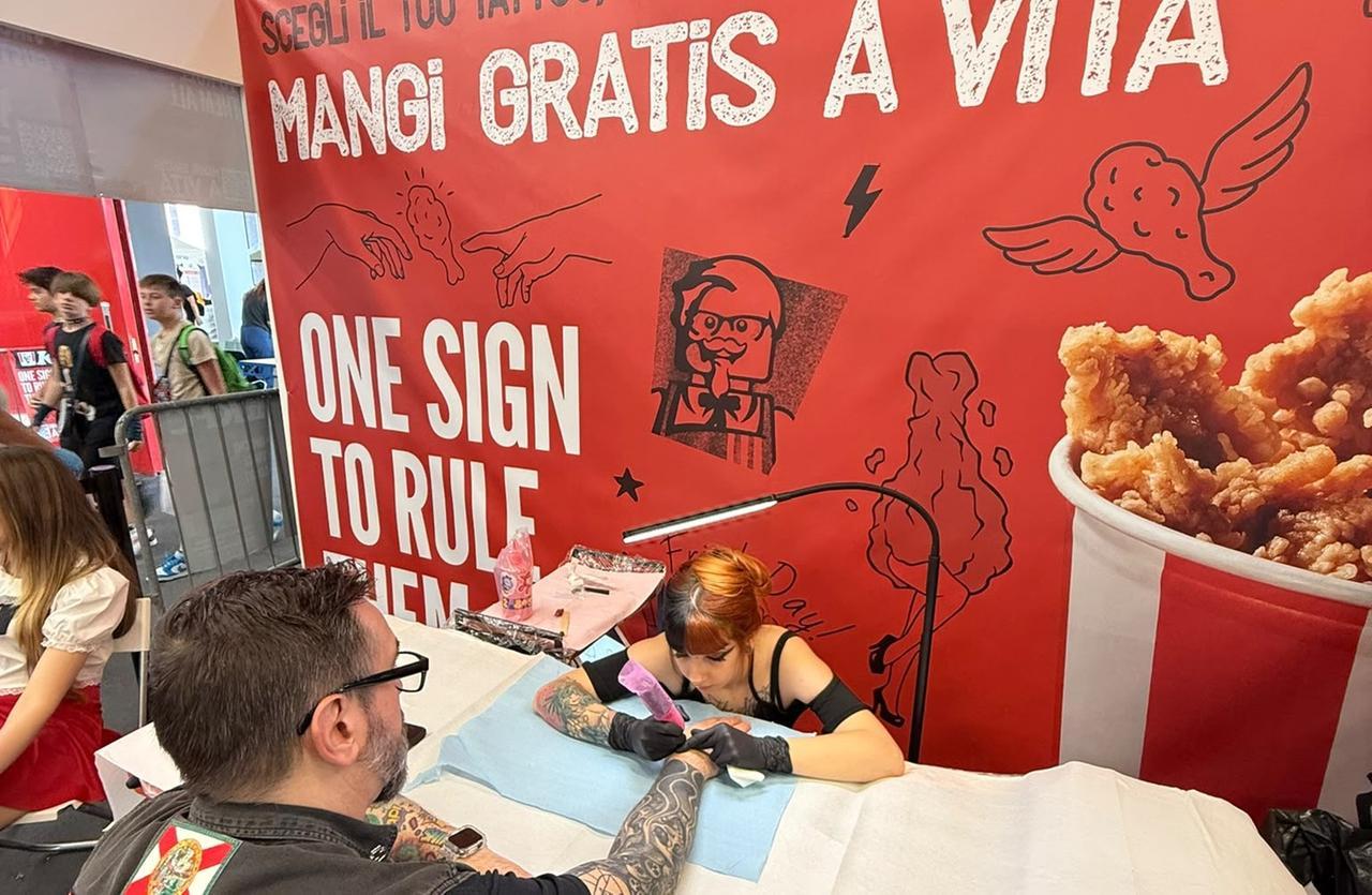 
	Tatuarsi per mangiare gratis a vita: a Modena Nerd si pu&ograve;

