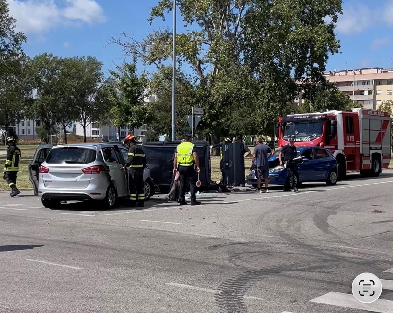 Incidente in Krasnodar a Ferrara, tre auto coinvolte e una si ribalta sul lato: non aveva rispettato la precedenza