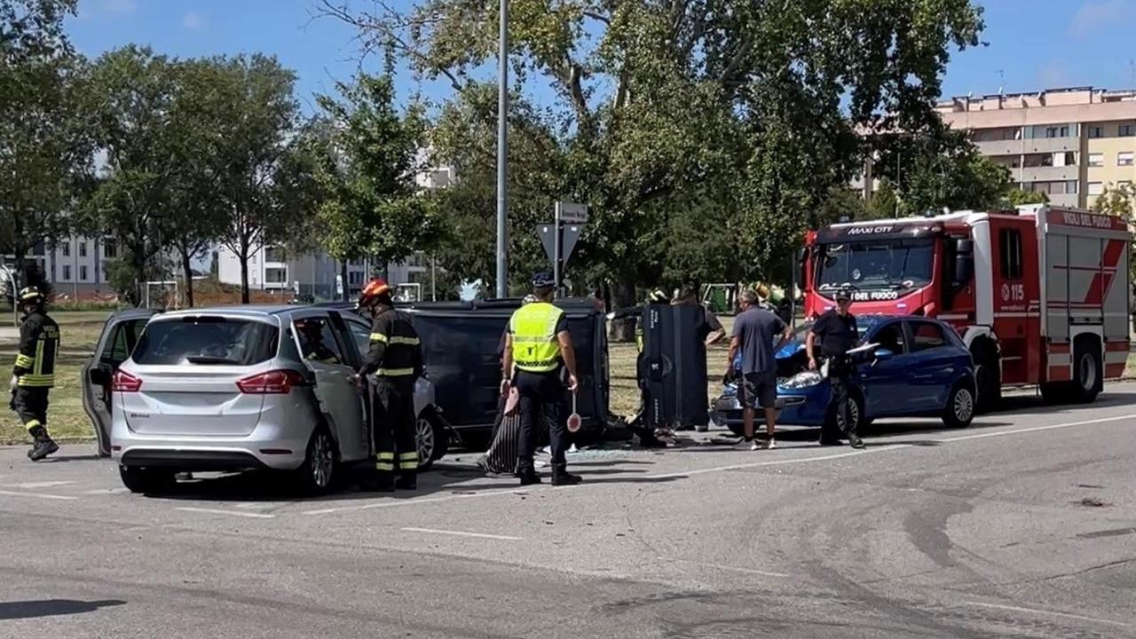 Incidente in Krasnodar a Ferrara, tre auto coinvolte e una si ribalta sul lato: non aveva rispettato la precedenza