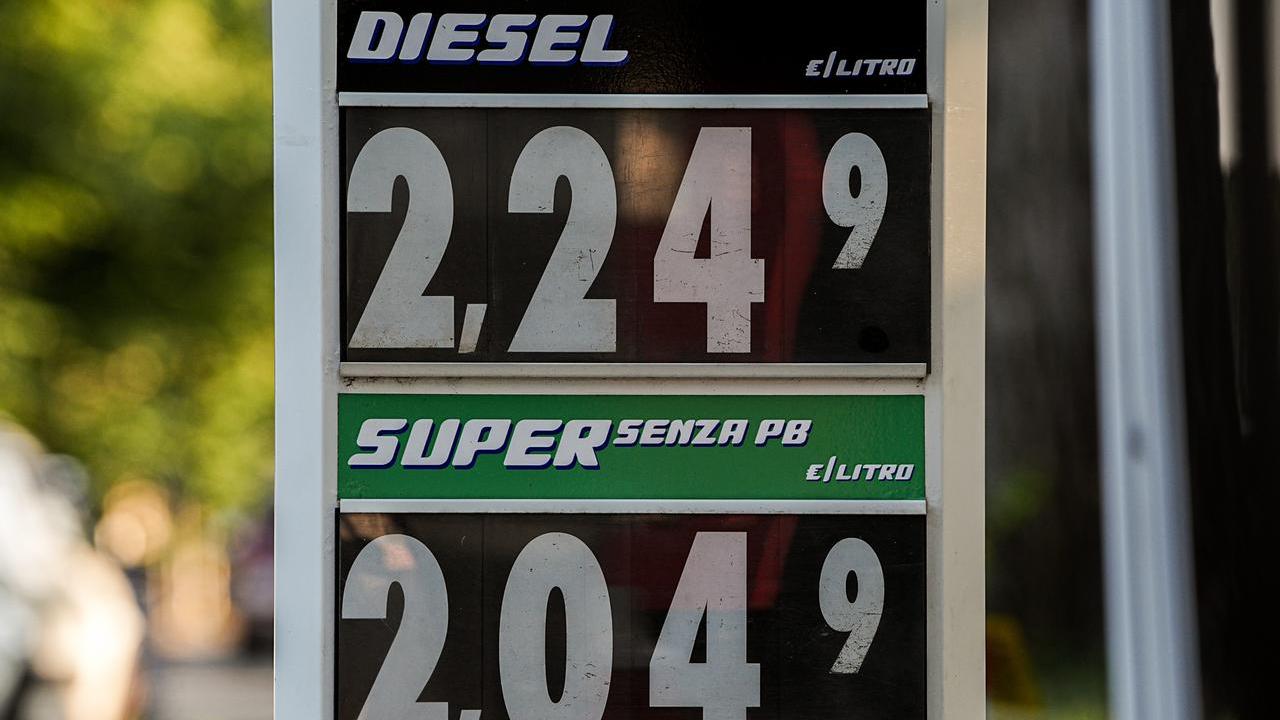 Caro carburanti, nuova mini proroga poi aiuti mirati: cosa sta studiando il governo