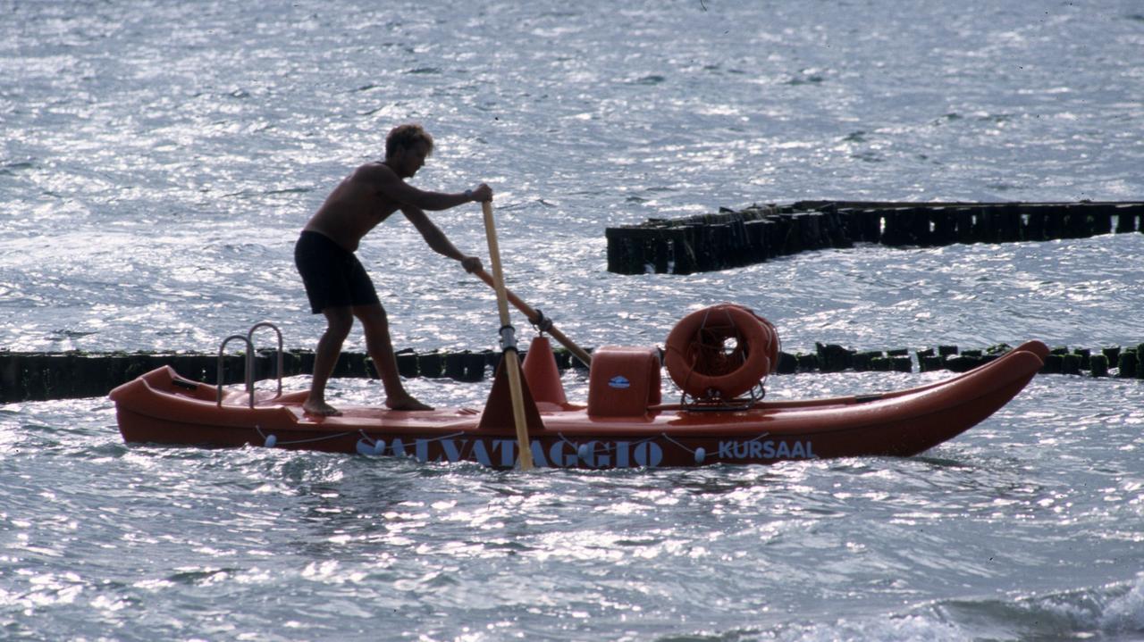 Tragedia in spiaggia, bagnino tenta di salvare un uomo in difficoltà: morti annegati entrambi